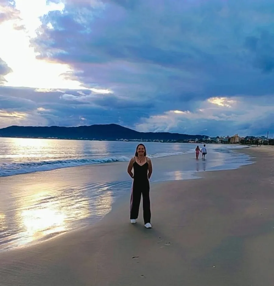 Paula Sol na praia ao entardecer